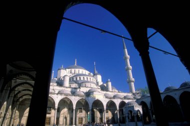 İstanbul 'un eski İstanbul kentindeki Sultan Ahmed Camii veya Mavi Cami. Türkiye, İstanbul, Mayıs 2002