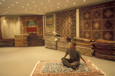 Türkiye 'nin eski İstanbul kentindeki Old Souq veya Bazaar Kapali Carsi Market' te bir halı dükkanında. Türkiye, İstanbul, Mayıs 2002