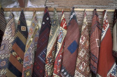 Türkiye 'nin eski İstanbul kentindeki Old Souq veya Bazaar Kapali Carsi Market' te bir halı dükkanında. Türkiye, İstanbul, Mayıs 2002