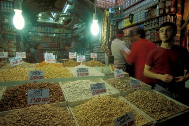 Türkiye 'nin eski İstanbul kentindeki Old Souq veya Bazaar Kapali Carsi Market' te bir gıda dükkanı. Türkiye, İstanbul, Mayıs 2002
