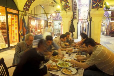 Türkiye 'nin eski İstanbul kentindeki Old Souq veya Bazaar Kapali Carsi Market' teki bir restoranda çalışanlar. Türkiye, İstanbul, Mayıs 2002