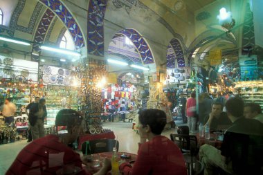 Türkiye 'nin eski İstanbul kentindeki Old Souq veya Bazaar Kapali Carsi Market' ten alışveriş yapıyor. Türkiye, İstanbul, Mayıs 2002