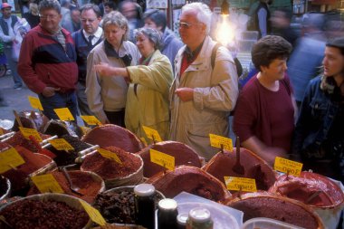 Türkiye 'nin eski İstanbul kentindeki Old Souq veya Bazaar Kapali Carsi Market' te bir köri dükkanı. Türkiye, İstanbul, Mayıs 2002