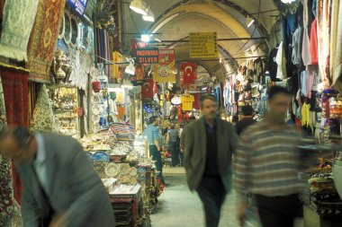 Türkiye 'nin eski İstanbul kentindeki Old Souq veya Bazaar Kapali Carsi Market' te bir pazar caddesi. Türkiye, İstanbul, Mayıs 2002