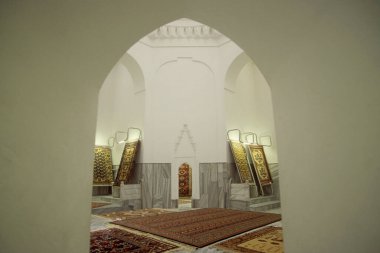 Türkiye 'nin eski İstanbul kentindeki Old Souq veya Bazaar Kapali Carsi Market' te bir halı dükkanında. Türkiye, İstanbul, Mayıs 2002