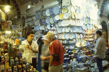 Türkiye 'nin eski İstanbul kentindeki Old Souq veya Bazaar Kapali Carsi Market' te bir pazar caddesi. Türkiye, İstanbul, Mayıs 2002