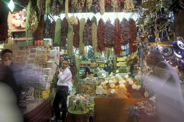 Türkiye 'nin eski İstanbul kentindeki Old Souq veya Bazaar Kapali Carsi Market' te bir pazar caddesi. Türkiye, İstanbul, Mayıs 2002