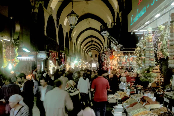 Türkiye 'nin eski İstanbul kentindeki Old Souq veya Bazaar Kapali Carsi Market' in mimarisi. Türkiye, İstanbul, Mayıs 2002