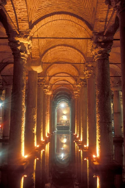 Türkiye 'nin İstanbul kentindeki saraydaki sarayın batması ya da sarayın sarayı. Türkiye, İstanbul, Mayıs 2002