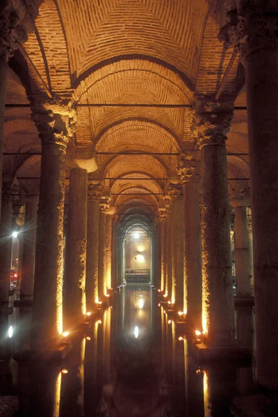 Türkiye 'nin İstanbul kentindeki saraydaki sarayın batması ya da sarayın sarayı. Türkiye, İstanbul, Mayıs 2002