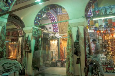 Türkiye 'nin eski İstanbul kentindeki Old Souq veya Bazaar Kapali Carsi Market' te bir pazar caddesi. Türkiye, İstanbul, Mayıs 2002