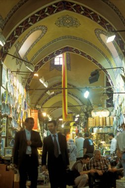 Türkiye 'nin eski İstanbul kentindeki Old Souq veya Bazaar Kapali Carsi Market' te bir pazar caddesi. Türkiye, İstanbul, Mayıs 2002