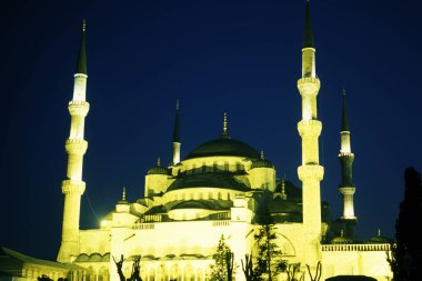 İstanbul 'un eski İstanbul kentindeki Sultan Ahmed Camii veya Mavi Cami. Türkiye, İstanbul, Mayıs 2002