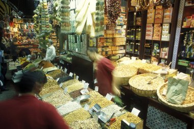 Türkiye 'nin eski İstanbul kentindeki Old Souq veya Bazaar Kapali Carsi Market' te bir pazar caddesi. Türkiye, İstanbul, Mayıs 2002