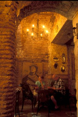 Türkiye 'nin eski İstanbul kentindeki Old Souq veya Bazaar Kapali Carsi Market' teki bir pazar caddesinde bir kafe. Türkiye, İstanbul, Mayıs 2002