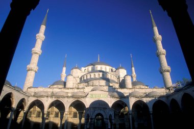 İstanbul 'un eski İstanbul kentindeki Sultan Ahmed Camii veya Mavi Cami. Türkiye, İstanbul, Mayıs 2002