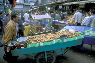 Türkiye 'nin eski İstanbul kentindeki Old Souq veya Bazaar Kapali Carsi Market' te bir pazar caddesi. Türkiye, İstanbul, Mayıs 2002