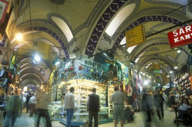 Türkiye 'nin eski İstanbul kentindeki Old Souq veya Bazaar Kapali Carsi Market' te bir pazar caddesi. Türkiye, İstanbul, Mayıs 2002