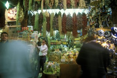 Türkiye 'nin eski İstanbul kentindeki Old Souq veya Bazaar Kapali Carsi Market' te bir pazar caddesi. Türkiye, İstanbul, Mayıs 2002