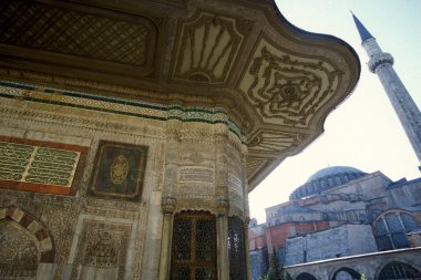 İstanbul 'un eski kenti Ayasofya' daki Ayasofya 'daki Üçüncü Ahmed Çeşmesi. Türkiye, İstanbul, Mayıs 2002