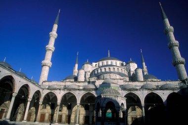 İstanbul 'un eski İstanbul kentindeki Sultan Ahmed Camii veya Mavi Cami. Türkiye, İstanbul, Mayıs 2002