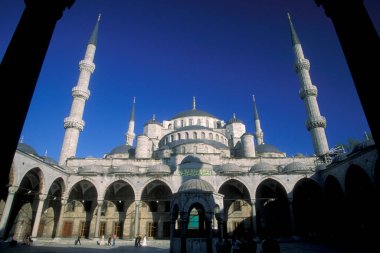 İstanbul 'un eski İstanbul kentindeki Sultan Ahmed Camii veya Mavi Cami. Türkiye, İstanbul, Mayıs 2002