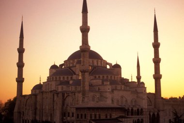 İstanbul 'un eski İstanbul kentindeki Sultan Ahmed Camii veya Mavi Cami. Türkiye, İstanbul, Mayıs 2002