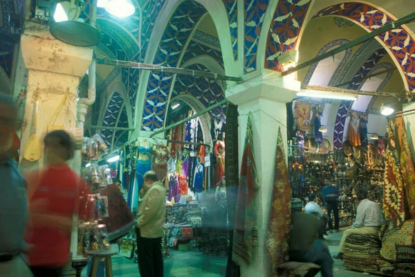 トルコのイスタンブールの旧市街にある旧ソークまたはバザール カパリ カルシ市場の市場通り トルコ イスタンブール 2002年5月 — ストック写真