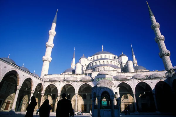 İstanbul 'un eski İstanbul kentindeki Sultan Ahmed Camii veya Mavi Cami. Türkiye, İstanbul, Mayıs 2002