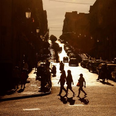 İtalya 'nın Sicilya eyaletindeki Catania şehir merkezinde insanlar ve trafikler. İtalya, Sicilya, Ekim 2014