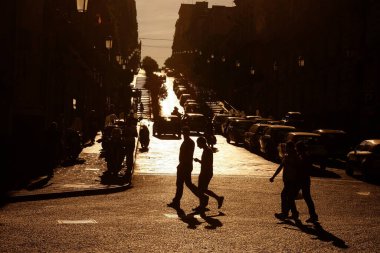 İtalya 'nın Sicilya eyaletindeki Catania şehir merkezinde insanlar ve trafikler. İtalya, Sicilya, Ekim 2014