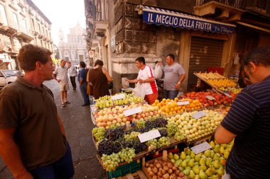 İtalya 'nın Sicilya eyaletindeki eski Catania kasabasında bir meyve pazarı. İtalya, Sicilya, Ekim 2014