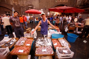 İtalya 'nın Sicilya eyaletindeki eski Catania kasabasındaki balık pazarında taze balık. İtalya, Sicilya, Ekim 2014