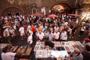 İtalya 'nın Sicilya eyaletindeki eski Catania kasabasındaki balık pazarında taze balık. İtalya, Sicilya, Ekim 2014