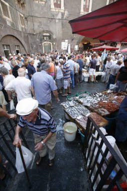 İtalya 'nın Sicilya eyaletindeki eski Catania kasabasındaki balık pazarında taze balık. İtalya, Sicilya, Ekim 2014