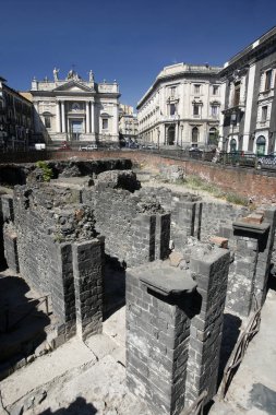 İtalya 'nın Sicilya eyaletindeki Catania şehrindeki Roma amfitiyatrosunun kalıntıları. İtalya, Sicilya, Ekim 2014