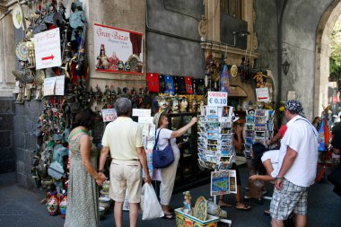 İtalya 'nın Sicilya eyaletindeki eski Catania kasabasındaki balık pazarında bir hediyelik eşya dükkanı. İtalya, Sicilya, Ekim 2014