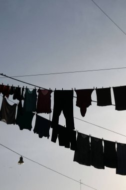 İtalya 'nın Sicilya eyaletindeki Catania şehir merkezindeki eski kasabada giysiler kuruyor. İtalya, Sicilya, Ekim 2014