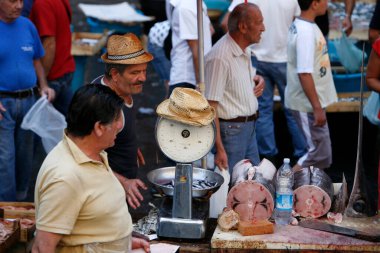 İtalya 'nın Sicilya eyaletindeki eski Catania kasabasındaki balık pazarında taze balık. İtalya, Sicilya, Ekim 2014