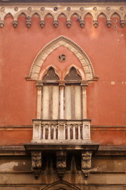 İtalya 'nın Sicilya eyaletinde Siracusa' nın eski bir kasabasında, deniz kenarında küçük bir ara sokakta. İtalya, Sicilya, Ekim 2014