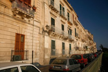 İtalya 'nın Sicilya eyaletinde Siracusa' nın eski bir kasabasında, deniz kenarında küçük bir ara sokakta. İtalya, Sicilya, Ekim 2014