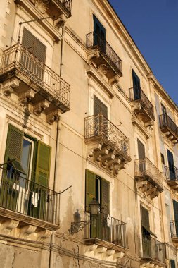 İtalya 'nın Sicilya eyaletinde Siracusa' nın eski bir kasabasında, deniz kenarında küçük bir ara sokakta. İtalya, Sicilya, Ekim 2014