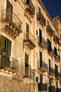 İtalya 'nın Sicilya eyaletinde Siracusa' nın eski bir kasabasında, deniz kenarında küçük bir ara sokakta. İtalya, Sicilya, Ekim 2014