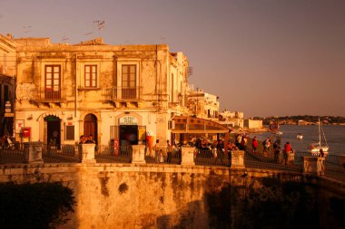 İtalya 'nın Sicilya eyaletinin Siracusa şehrindeki eski bir sahil şeridi. İtalya, Sicilya, Ekim 2014