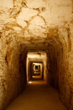 İtalya 'nın Sicilya eyaletindeki Siracusa kasabasındaki Piazza del Domo' nun altındaki tüneller. İtalya, Sicilya, Ekim 2014