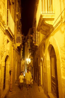 İtalya 'nın Sicilya eyaletindeki Siracusa şehrinde küçük bir ara sokak. İtalya, Sicilya, Ekim 2014