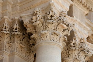 İtalya 'nın Sicilya eyaletindeki Siracusa şehrinde Sannta Maria delle colonne katedralinin mimarisi. İtalya, Sicilya, Ekim 2014