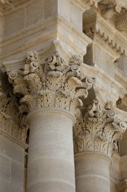 İtalya 'nın Sicilya eyaletindeki Siracusa şehrinde Sannta Maria delle colonne katedralinin mimarisi. İtalya, Sicilya, Ekim 2014