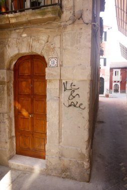 İtalya 'nın Sicilya eyaletindeki Siracusa şehrinde küçük bir ara sokak. İtalya, Sicilya, Ekim 2014