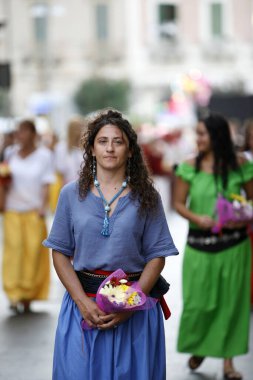 İtalya 'nın Sicilya bölgesindeki Siracusa şehrinde düzenlenen bir tarih töreninde bir kadın. İtalya, Sicilya, Ekim 2014